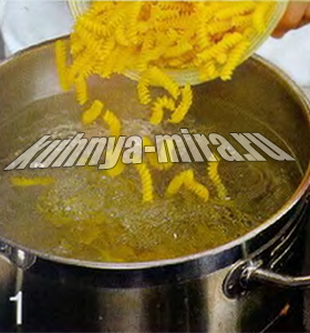 Фузилли с йогуртом и ароматными травами