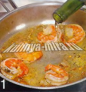 Шпинатная лапша с креветками
