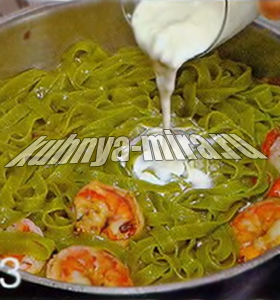 Шпинатная лапша с креветками