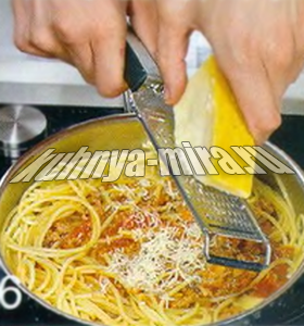 Спагетти под соусом болоньез
