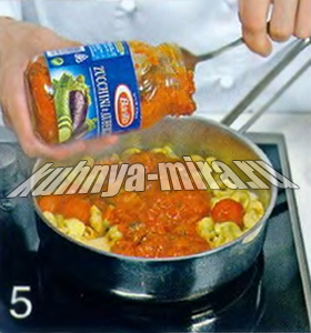 Тортеллини с креветками и оливками