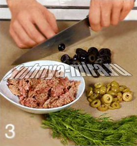Мини пиццы с соусом песто и тунцом 3