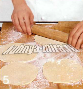 Мини пиццы с соусом песто и тунцом 5