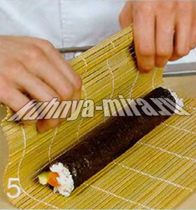 Нори-маки с малосольном лососем