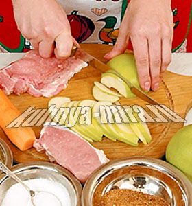 Свинина с тушеными яблоками 1