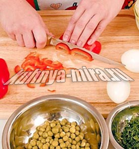 Салат из белокочанной капусты с зеленым горошком, сладким перцем и яйцами 1