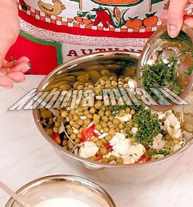Салат из белокочанной капусты с зеленым горошком, сладким перцем и яйцами 3