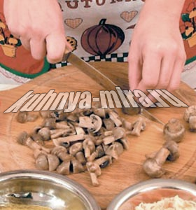 Салат из квашеной капусты и маринованных грибов 1