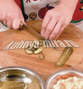 Салат из квашеной капусты и маринованных грибов 2