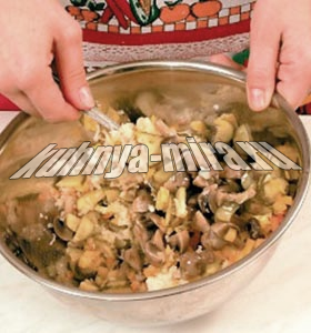 Салат из квашеной капусты и маринованных грибов 4