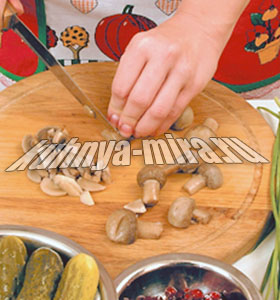 Салат из маринованных грибов с овощами. Шаг 3