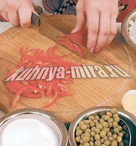 Салат из сладкого перца, зеленого горошка и риса 1