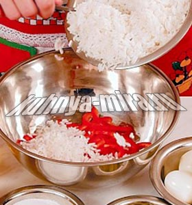 Салат из сладкого перца, зеленого горошка и риса 2