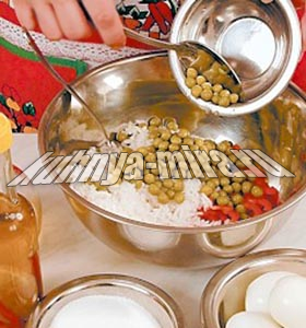 Салат из сладкого перца, зеленого горошка и риса 3