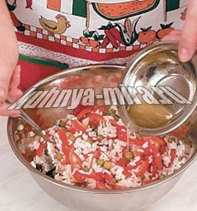 Салат из сладкого перца, зеленого горошка и риса 4