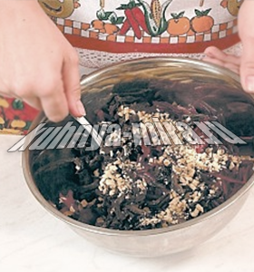 Салат с орехами и черносливом 3