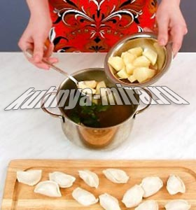Бульон с пельменями и картофелем 4